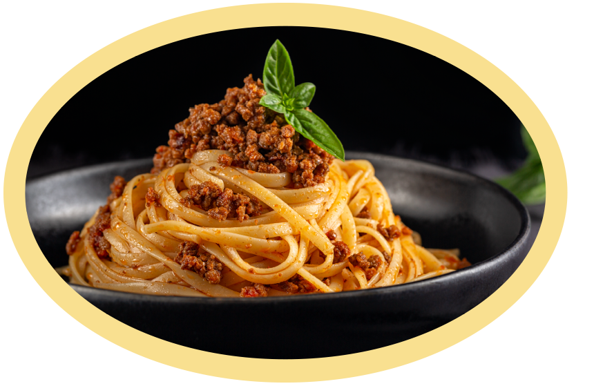 Plato de fideos con salsa bolognesa